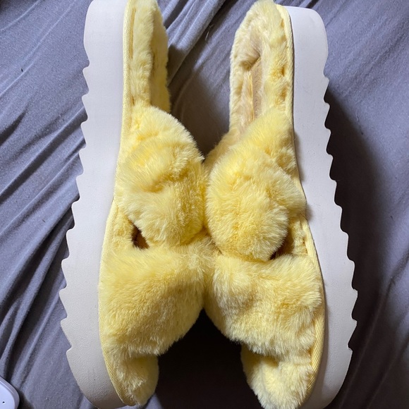 Koolaburra by UGG Women's Fuzz-it Sandal - Pale Banana - Size 9 - Picture 4 of 5